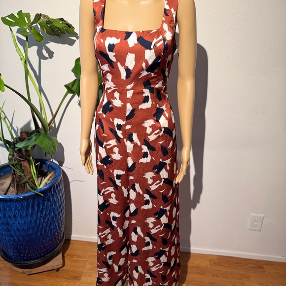 Want major power vibes? This Lush silky deep orange, navy& white jumpsuit is it - Picture 2 of 14